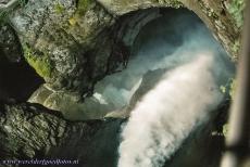 Zwitserse Alpen Jungfrau-Aletsch - Zwitserse Alpen Jungfrau-Aletsch: De Kurkentrekker waterval is een van de watervallen van de Trümmelbach. De Trümmelbach voert...