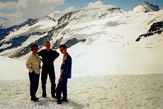 Zwitserse Alpen Jungfrau-Aletsch - Jungfrau-Aletsch in de Zwitserse Alpen: Een wandeltocht over de eeuwige sneeuw van de Jungfraujoch, op de achtergrond ligt de reusachtige...