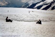 Zwitserse Alpen Jungfrau-Aletsch - Met een snow disc in de eeuwige sneeuw op de Jungfraujoch in de Jungfrau-Aletsch regio. Het gebied Jungfrau-Aletsch regio ligt in...