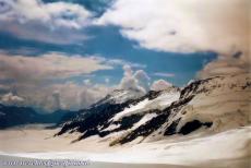 Zwitserse Alpen Jungfrau-Aletsch - De Aletschgletsjer is de grootste gletsjer van Europa en ligt in het gebied Jungfrau-Aletsch in de Zwitserse Alpen. De Jungfraujoch is het laagste...