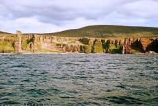 Neolithisch Orkney - Vanuit Scrabster bij Thurso in het noorden van Schotland vaart een ferry naar Mainland Orkney en komt langs de Old Man of Hoy,...