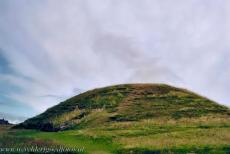 Neolithisch Orkney - Hart van Neolithisch Orkney: Maeshowe, een Neolithische graftombe uit 3000-28000 v.Chr. De met gras begroeide zandheuvel is ca. 7 meter hoog en 35...