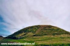 Neolithisch Orkney - Hart van Neolithisch Orkney: Maeshowe, een Neolithische graftombe uit 3000-28000 v.Chr. De met gras begroeide zandheuvel is ca. 7 meter hoog en 35...