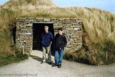 Neolithisch Orkney - De ingang naar de grafkamers van Maeshowe, rond de centrale grafkamer liggen drie kleinere zijkamers. In de 12de eeuw hebben Vikingen de...