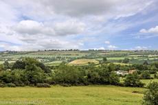 Bend of the Boyne - Newgrange - Newgrange gezien vanaf de top van de grafheuvel Knowth. De witte voorgevel van Newgrange is gereconstrueerd met stenen...