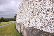 Bend of the Boyne - Newgrange - Brú na Bóinne - Archeologisch ensemble van de Bend of the Boyne: De witte kwartsstenen voorgevel van Newgrange is van ver...