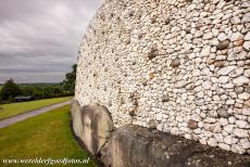 Bend of the Boyne - Newgrange - Brú na Bóinne - Archeologisch ensemble van de Bend of the Boyne: De witte kwartsstenen voorgevel van Newgrange is van ver...
