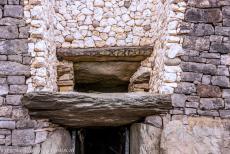 Bend of the Boyne - Newgrange - Brú na Bóinne - Archeologisch ensemble van de Bend of the Boyne: Door de opening boven de ingang van Newgrange...