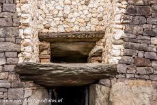 Bend of the Boyne - Newgrange - Brú na Bóinne - Archeologisch ensemble van de Bend of the Boyne: Door de opening boven de ingang van Newgrange...