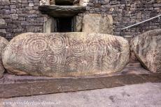 Bend of the Boyne - Newgrange - Brú na Bóinne - Archeologisch ensemble van de Bend of the Boyne: Voor de ingang van Newgrange liggen drie enorme stenen, de...