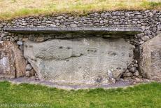 Bend of the Boyne - Newgrange - Brú na Bóinne - Archeologisch ensemble van de Bend of the Boyne: Kranssteen 52 bevindt zich aan de achterzijde van Newgrange, ze...