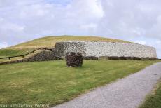Bend of the Boyne - Newgrange - Brú na Bóinne - Archeologisch ensemble van de Bend of the Boyne: De heuvel van Newgrange bedekt een 19 meter lange gang,...