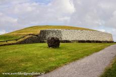Bend of the Boyne - Newgrange - Brú na Bóinne - Archeologisch ensemble van de Bend of the Boyne: De heuvel van Newgrange bedekt een 19 meter lange gang,...
