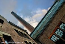 Woudagemaal - Ir.D.F. Woudagemaal: Het gebouw werd opgetrokken in de stijl van de Amsterdanse School, een belangrijke Nederlandse architectuurstroming...