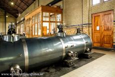 Woudagemaal - Wouda Stoomgemaal: Een van de vier stoommachines in de machinehal. Eerst pompen kleine gemalen het water uit de polders naar de boezem, een...