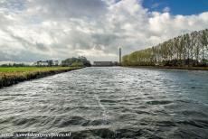 Woudagemaal - Het Woudagemaal en het Stroomkanaal tijdens een naderende zware herfststorm. Het kanaal werd gegraven om het overtollige water vanuit de...