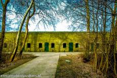 Stelling van Amsterdam - Stelling van Amsterdam: Het Fort aan de Middenweg werd in 1914 afgebouwd, het fort ligt in de Beemsterpolder. Vijf forten van...