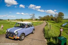 Stelling van Amsterdam - Stelling van Amsterdam: Een classic Mini in de Beemsterpolder bij Fort Spijkerboor, het meest belangrijke fort in het noordelijke deel...