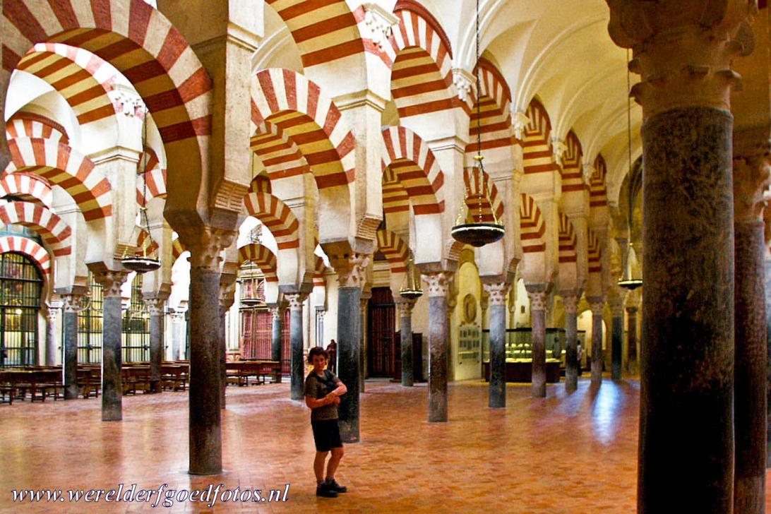 Historisch centrum van Córdoba - Historisch centrum van Córdoba: Het indrukwekkendst aan de Mezquita van Córdoba zijn de honderden dubbele rood... Historisch centrum van Córdoba - Historisch centrum van Córdoba: Het indrukwekkendst aan de Mezquita van Córdoba zijn de honderden dubbele rood...