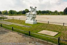 Slot Sanssouci in Potsdam - Paleizen en parken van Potsdam en Berlijn: Het graf van Frederik de Grote ligt voor Sanssouci op het hoogste terras in de wijngaard, de kleine...