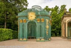 Slot Sanssouci in Potsdam - Paleizen en parken van Potsdam en Berlijn: Een paviljoen van traliewerk naast Sanssouci, naast Slot Sanssouci staan twee van deze...