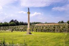 Slot Sanssouci in Potsdam - Paleizen en parken van Potsdam en Berlijn: Slot Sanssouci ligt in Park Sanssouci in Potsdam;&nbsp;het rococopaleis staat&nbsp;in een terrasvormige...