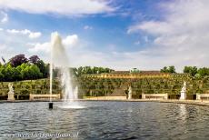 Slot Sanssouci in Potsdam - Paleizen en parken van Potsdam en Berlijn: De Grote Fontein in de vijver voor Slot Sanssouci, de waterstraal spuit tot een hoogte van 38 meter de...