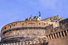 Historisch centrum van Rome - Historisch centrum van Rome: Het Castel Sant' Angelo, de Engelenburcht, werd gebouwd als een mausoleum voor keizer Hadrianus. Later...