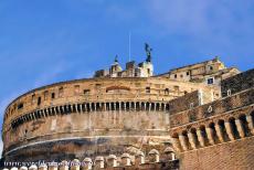 Historisch centrum van Rome - Historisch centrum van Rome: Het Castel Sant' Angelo, de Engelenburcht, werd gebouwd als een mausoleum voor keizer Hadrianus. Later...