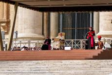 Historisch centrum van Rome - Historisch centrum van Rome: Paus Johannes Paules II voor de Sint-Pieter in Vaticaanstad. In het begin van de 4de eeuw gaf...