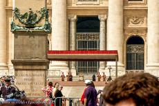 Historisch centrum van Rome - Historic Centre of Rome: Paus Johannes Paules II voor de Sint-Pietersbasiliek in Vaticaanstad. Vaticaanstad is de kleinste soevereine staat ter...
