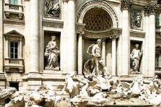 Historisch centrum van Rome - Historisch centrum van Rome: De 18de eeuwse Trevifontein staat op Piazza di Trevi en is tegen Palazza Poli aangebouwd. De fontein werd in de...