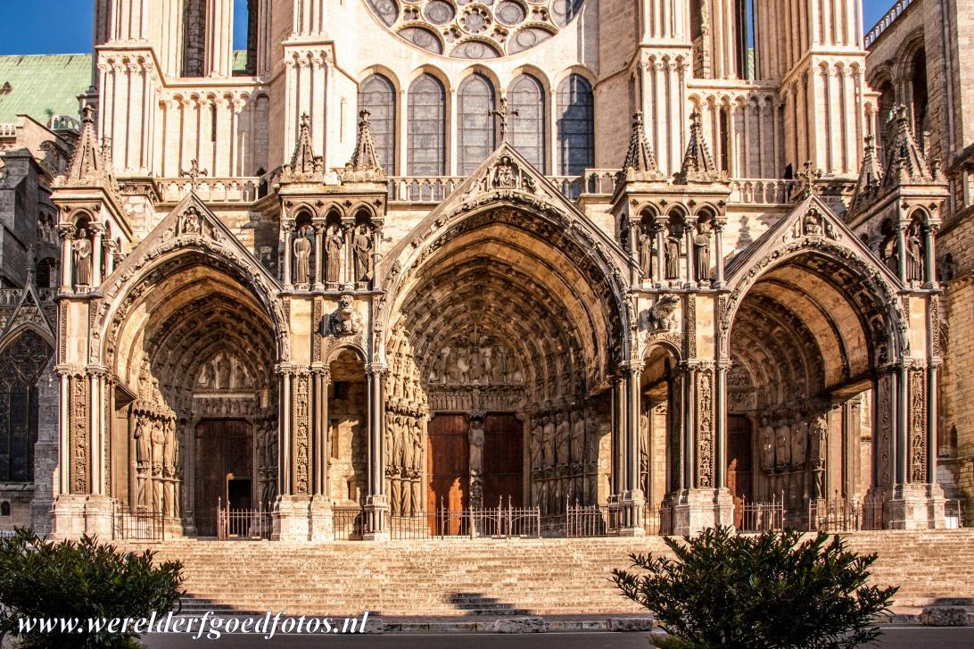 Kathedraal van Chartres - Kathedraal van Chartres: Het zuidportaal dateert uit 1224-1250 en toont gebeeldhouwde scènes uit het Nieuwe Testament. Het 13de eeuwse...