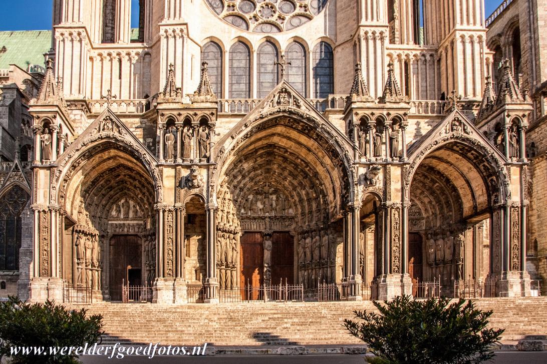 Kathedraal van Chartres - Kathedraal van Chartres: Het zuidportaal dateert uit 1224-1250 en toont gebeeldhouwde scènes uit het Nieuwe Testament. Het 13de eeuwse... Kathedraal van Chartres - Kathedraal van Chartres: Het zuidportaal dateert uit 1224-1250 en toont gebeeldhouwde scènes uit het Nieuwe Testament. Het 13de eeuwse...