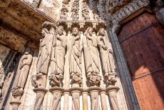 Kathedraal van Chartres - Kathedraal van Chartres: Het zuidportaal is gedecoreerd met beelden van de twaalf apostelen. De kathedraal&nbsp;staat in&nbsp;het...