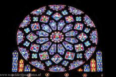 Kathedraal van Chartres - Kathedraal van Chartres: Roosvenster van het noordelijke transept. De kathedraal is beroemd om het Chartreslicht, de blauwe gloed, die onstaat...