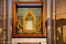 Kathedraal van Chartres - Kathedraal van Chartres: In 876 AD schonk Karel de Grote de Sancta Camisia, de tuniek van de Maagd Maria, aan de kathedraal. Maria zou...