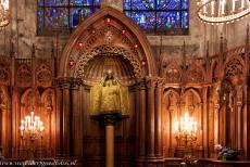 Kathedraal van Chartres - Kathedraal van Chartres: De Notre Dame de Pilar staat ook bekend als de Zwarte Madonna van Chartres. Na de grote brand van 1194 begon de herbouw...