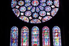 Kathedraal van Chartres - Kathedraal van Chartres:&nbsp;Het blauwe glas-in-lood raam dateert uit circa 1150.&nbsp;De oostelijke glas-in-lood ramen, waar de zon opkomt,...