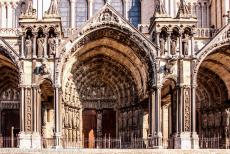 Kathedraal van Chartres - Kathedraal van Chartres: Het 13de eeuwse zuidportaal. De kathedraal van Chartres staat op de plaats&nbsp;van&nbsp;eerdere kerken, die allen door...