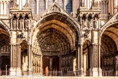 Kathedraal van Chartres - Kathedraal van Chartres: Het 13de eeuwse zuidportaal. De kathedraal van Chartres staat op de plaats van eerdere kerken, die allen door...