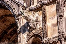 Kathedraal van Chartres - Kathedraal van Chartres: Een waterspuwer in het&nbsp;zuidportaal, rond de waterspuwers van het zuidportaal is veel&nbsp;klein beeldhouwwerk te...