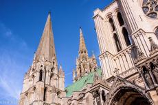 Kathedraal van Chartres - De torens&nbsp;van de kathedraal van Chartres verschillen zowel in hoogte als uiterlijk. De romaanse zuidelijke toren is circa 105 meter hoog...