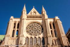 Kathedraal van Chartres - Kathedraal van Chartres: Het roosvenster in de zuidtfaçade verbeeldt de Apocalyps, Maria met het kind Jezus, de profeten en de...