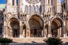 Kathedraal van Chartres - Kathedraal van Chartres: Het zuidportaal dateert uit 1224-1250 en toont gebeeldhouwde sc&egrave;nes uit het Nieuwe Testament. Het 13de eeuwse...