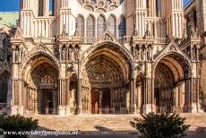 Kathedraal van Chartres - Kathedraal van Chartres: Het zuidportaal dateert uit 1224-1250 en toont gebeeldhouwde scènes uit het Nieuwe Testament. Het 13de eeuwse...