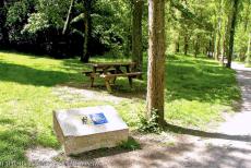 Kathedraal van Chartres - Een wegwijzer met een sint jacobsschelp, het iconische symbool&nbsp;van de&nbsp;bedevaartsroute naar Santiago de Compostela, bij de kathedraal van...