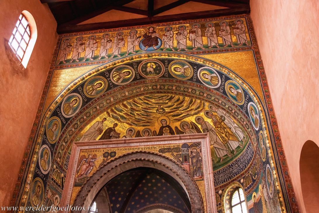 Euphrasiusbasiliek in Poreč - De apsis van de Euphrasiusbasiliek in Poreč is verfraaid met 6de eeuwse Byzantijnse mozaïeken, ze verbeelden Moeder Maria met... Euphrasiusbasiliek in Poreč - De apsis van de Euphrasiusbasiliek in Poreč is verfraaid met 6de eeuwse Byzantijnse mozaïeken, ze verbeelden Moeder Maria met...