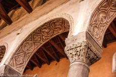Euphrasiusbasiliek in Poreč - De zuilen in het middenschip van de Euphrasiusbasiliek in Poreč werden gemaakt van marmer uit Griekenland. De zuilen hebben gebeeldhouwde...
