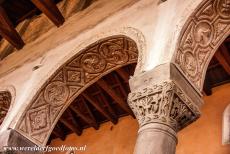 Euphrasius basiliek in Poreč - De zuilen in het middenschip van de Euphrasiusbasiliek in Poreč werden gemaakt van marmer uit Griekenland. De zuilen hebben gebeeldhouwde...